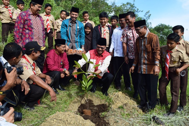 BupatiLimapuluh Kota Irfensi Arbi menanam pohon manggis di MTsN Dangung Dangung
